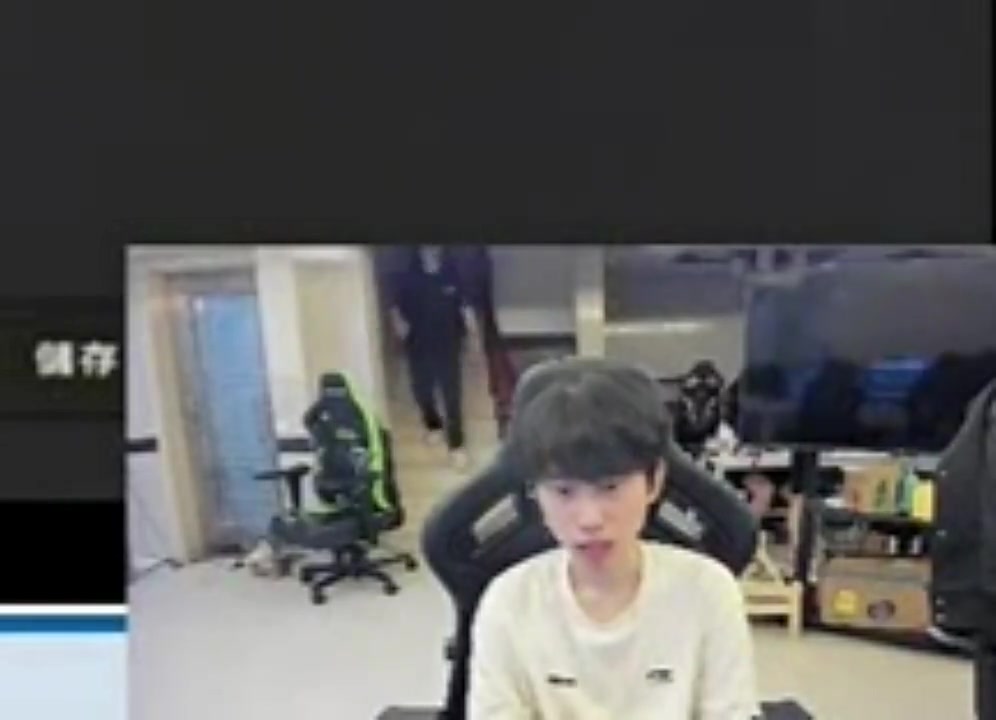 深圳NIP新打野就是你❓H4cker现身俱乐部基地，并与Doinb打招呼！